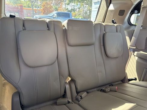 Used 2016 Chrysler Town & Country Touring image 17