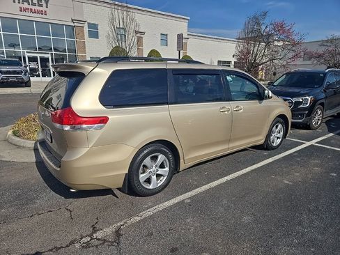 Used 2012 Toyota Sienna LE w/ Towing Pkg image 3