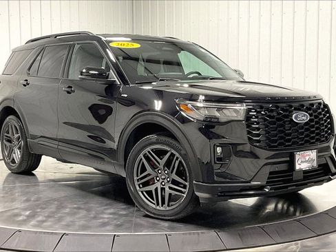Used 2025 Ford Explorer ST-Line w/ ST-Line Street Pack AWD/4WD image 3