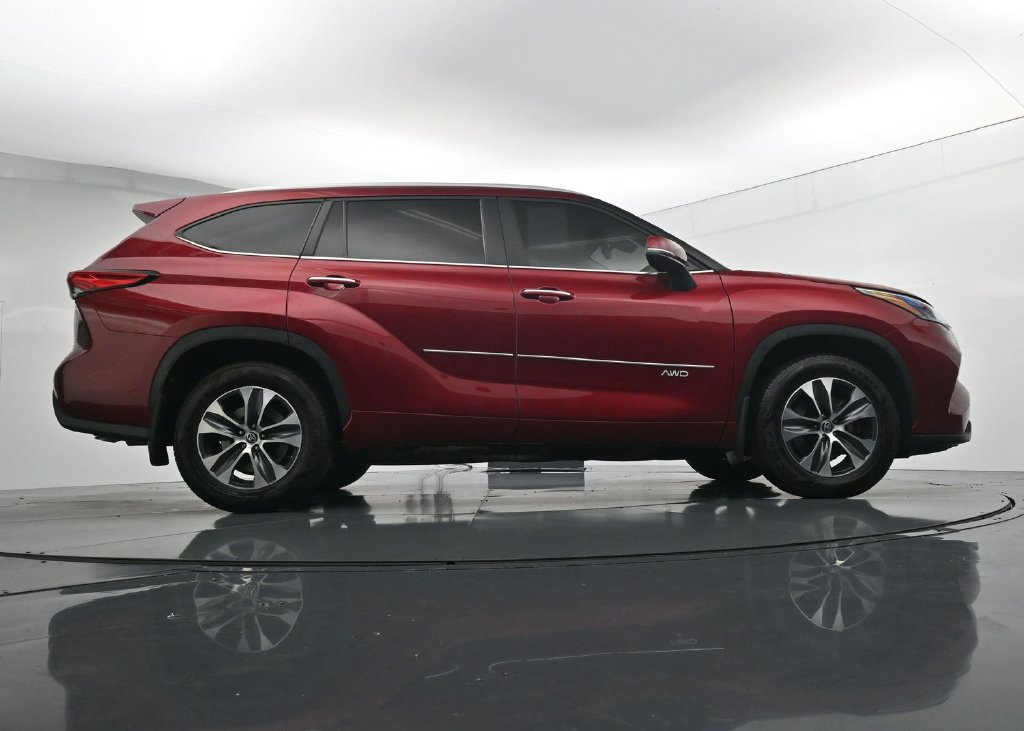 Used 2023 Toyota Highlander XLE AWD/4WD image 38
