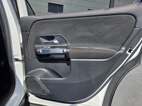 Used 2022 Mercedes-Benz GLB 250 image 27