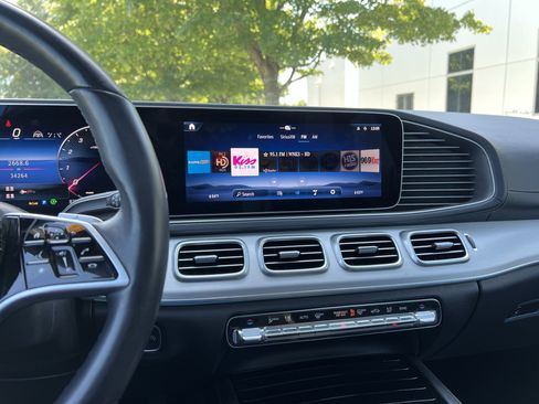 Used 2025 Mercedes-Benz GLS 450 4MATIC image 18