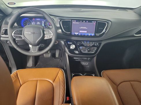 Used 2025 Chrysler Pacifica Pinnacle AWD/4WD image 15