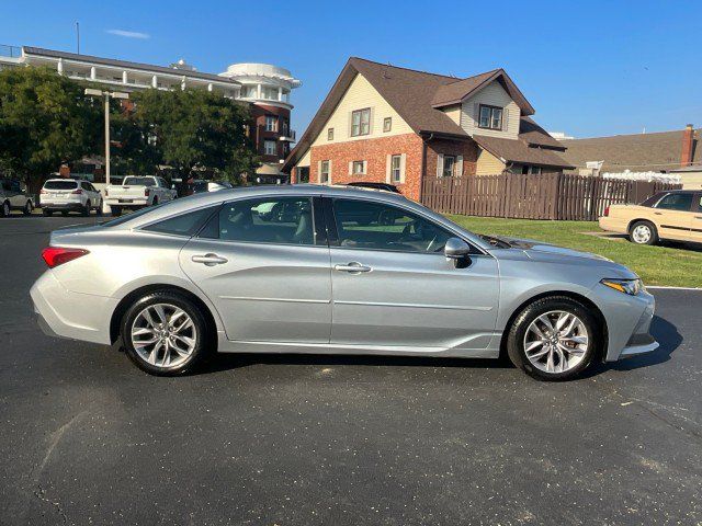 Used 2019 Toyota Avalon XLE w/ Moonroof Package FWD image 5