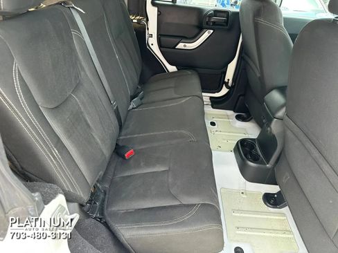 Used 2017 Jeep Wrangler Unlimited Rubicon w/ Connectivity Group AWD/4WD image 11