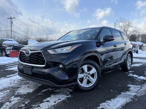 Used 2020 Toyota Highlander LE image 1