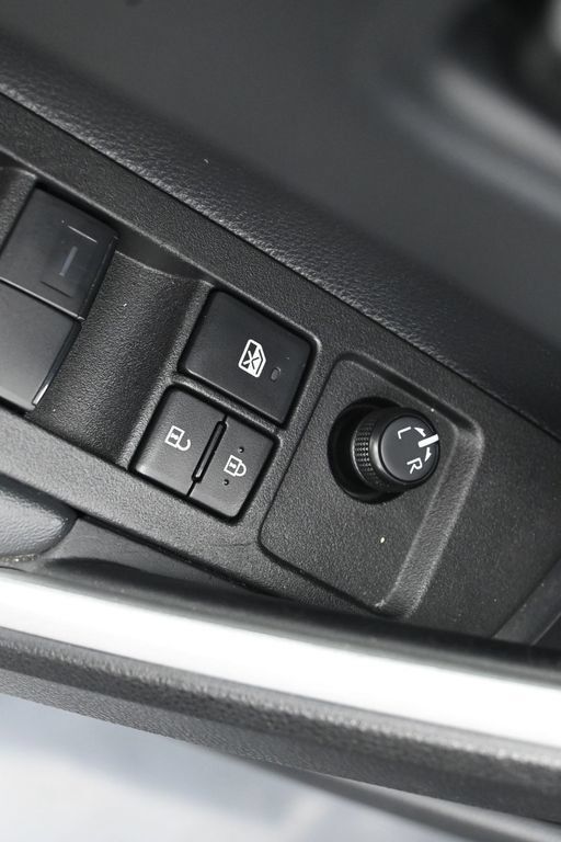 Used 2025 Toyota Corolla Cross LE FWD image 11