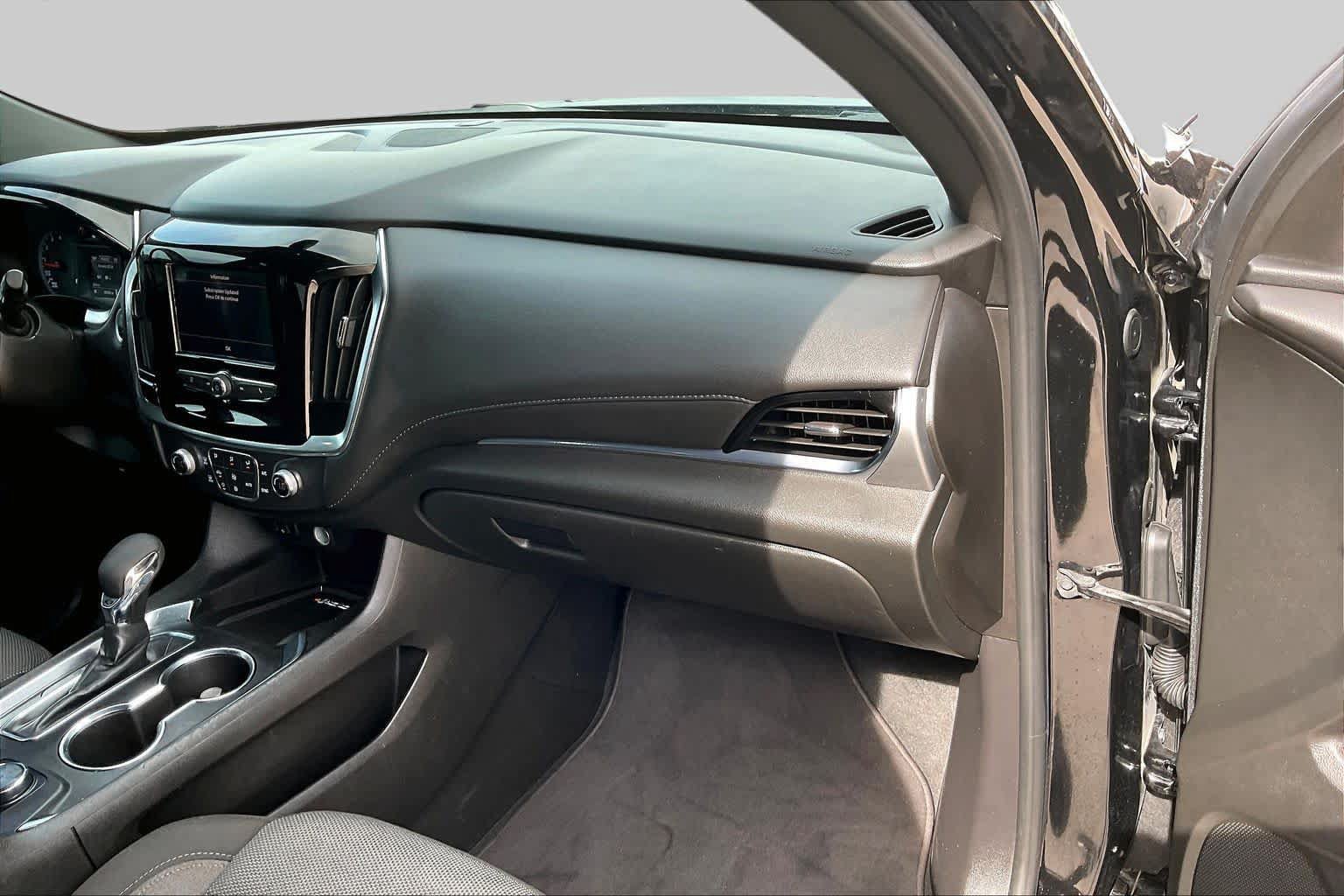 Used 2022 Chevrolet Traverse LT FWD image 17