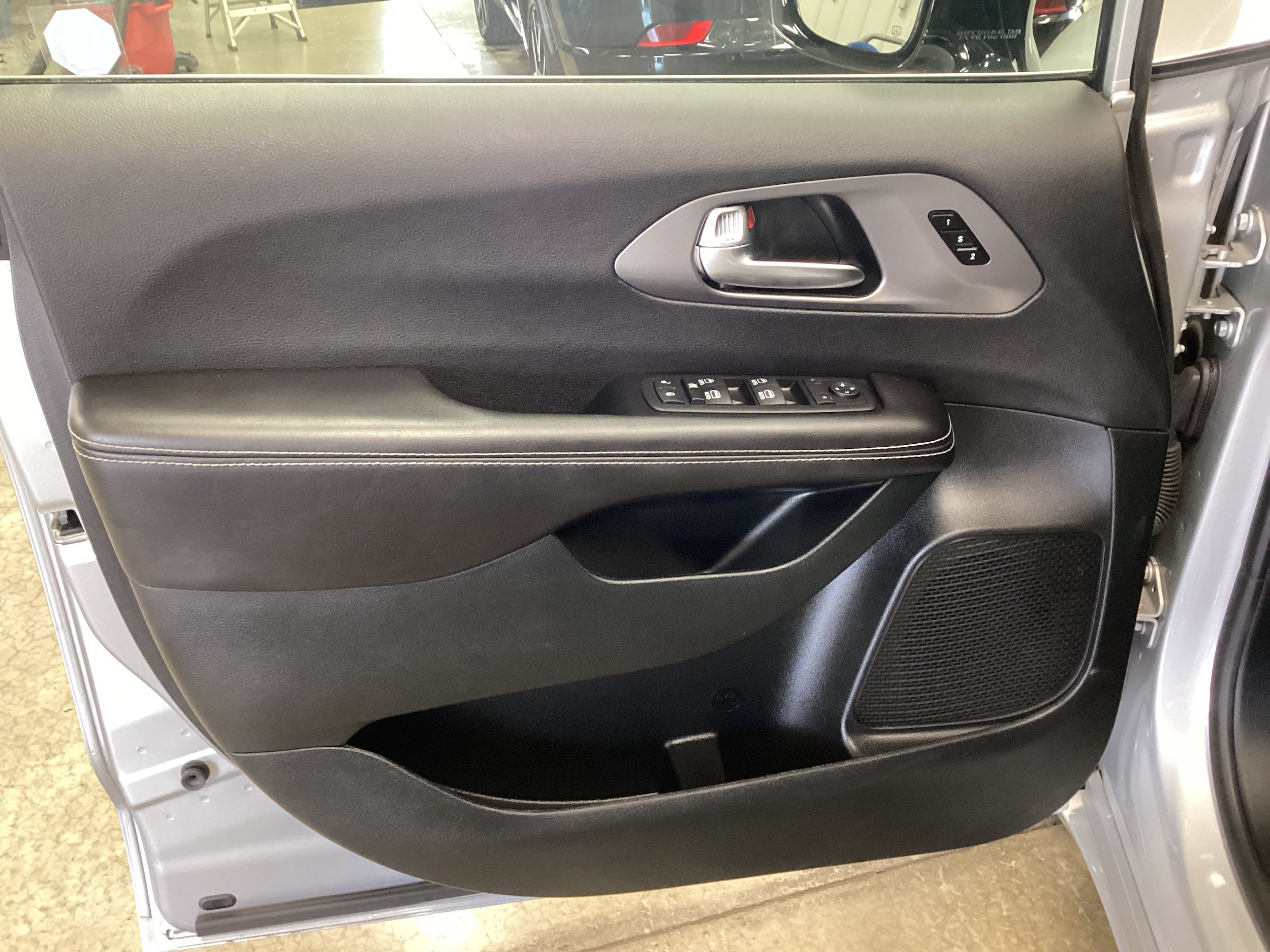 Used 2026 Chrysler Pacifica Select FWD image 12