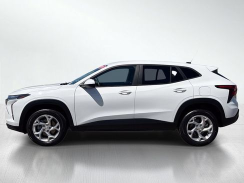 Used 2024 Chevrolet Trax LS w/ LS Convenience Package FWD image 2