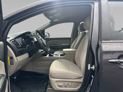 Used 2020 Kia Sedona LX image 11