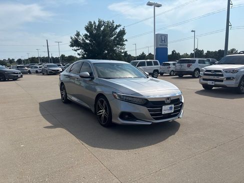 Used 2022 Honda Accord Touring image 3
