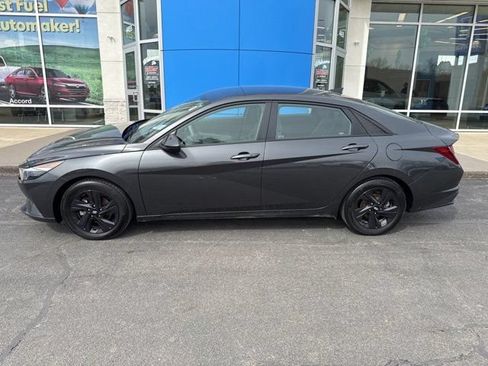 Used 2023 Hyundai Elantra SEL w/ Cargo Package FWD image 2