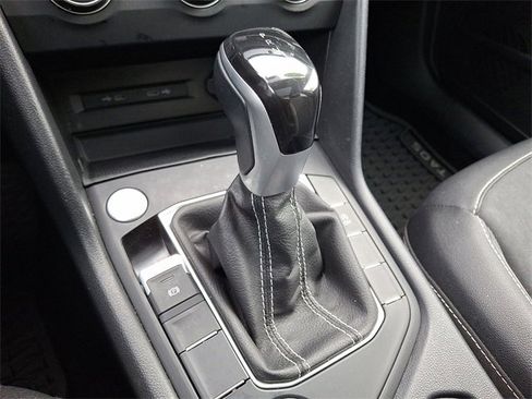 Used 2022 Volkswagen Taos SE w/ Panoramic Sunroof Package image 15