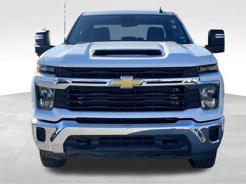 Used 2024 Chevrolet Silverado 2500 LT image 2