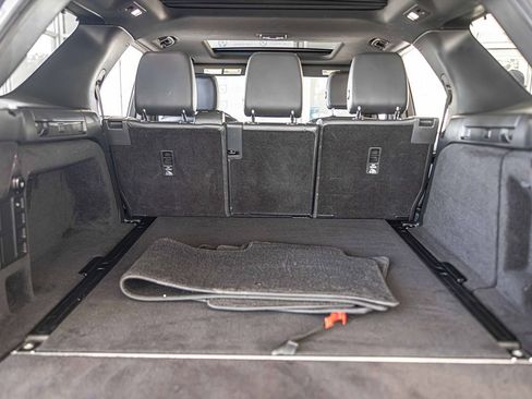 Used 2020 Land Rover Discovery SE image 17