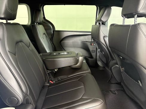 New 2026 Chrysler Pacifica Select FWD image 15