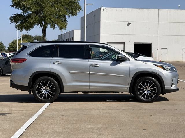 Used 2017 Toyota Highlander SE AWD/4WD image 3
