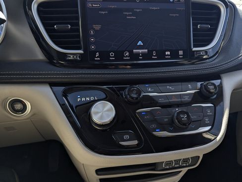 Used 2024 Chrysler Pacifica Limited FWD image 12