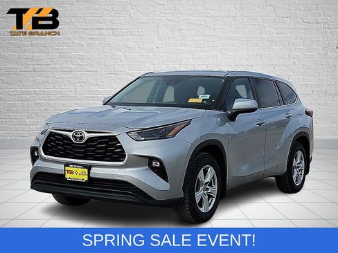 Used 2024 Toyota Highlander LE image 1