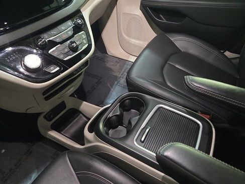 Used 2024 Chrysler Pacifica Touring-L image 26