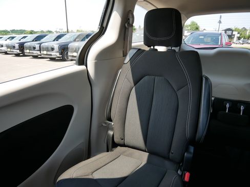 Used 2023 Chrysler Voyager LX FWD image 12