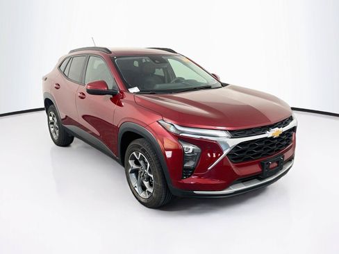 Used 2025 Chevrolet Trax LT FWD image 7