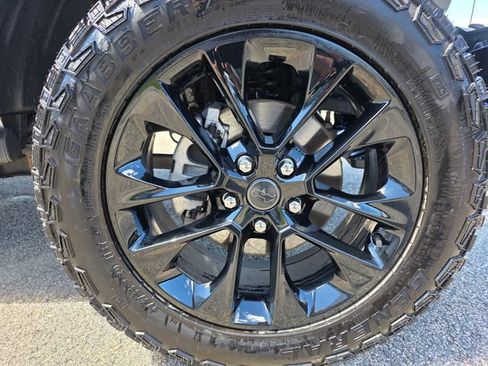 Used 2025 Jeep Gladiator Sport AWD/4WD image 9