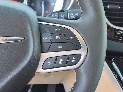 Used 2024 Chrysler Pacifica Touring-L image 21