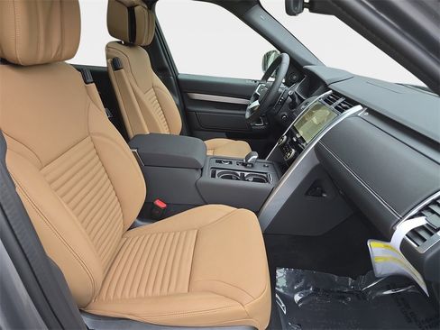 New 2026 Land Rover Discovery Dynamic SE image 10