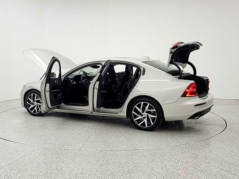 Used 2020 Volvo S60 T5 Momentum FWD image 12
