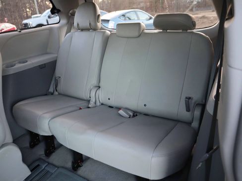 Used 2011 Toyota Sienna XLE image 4