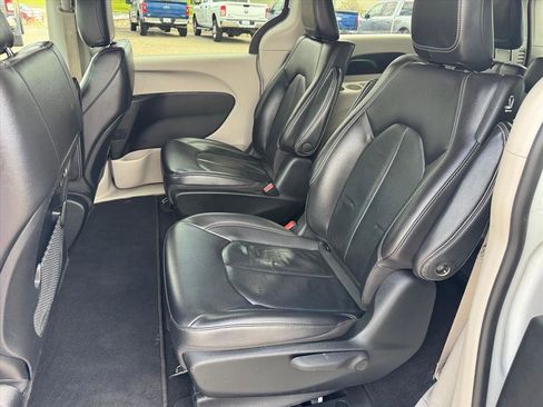 Used 2022 Chrysler Pacifica Touring-L FWD image 9