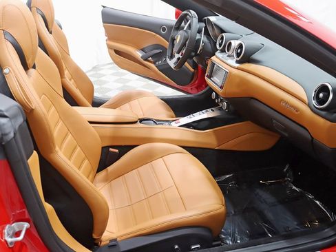 Used 2016 Ferrari California T RWD image 27
