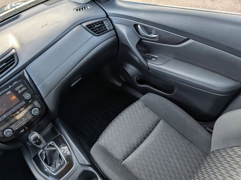 Used 2017 Nissan Rogue SV image 11