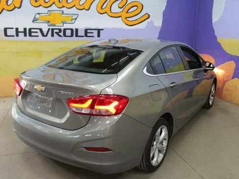 Used 2019 Chevrolet Cruze Premier FWD image 4