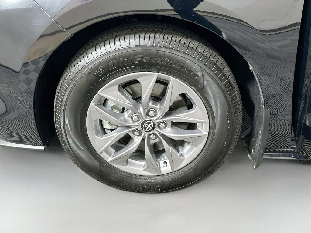 Used 2026 Toyota Sienna XLE FWD image 31