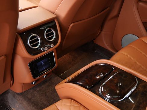 Used 2017 Bentley Bentayga AWD/4WD image 36