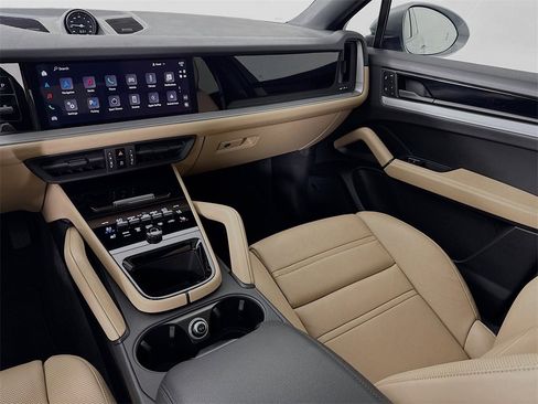 Used 2025 Porsche Cayenne image 27
