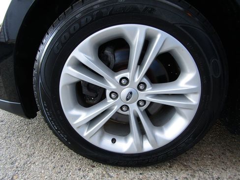 Used 2017 Ford Taurus SEL image 40