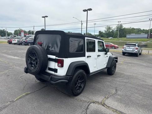 Used 2013 Jeep Wrangler Unlimited Sahara AWD/4WD image 8