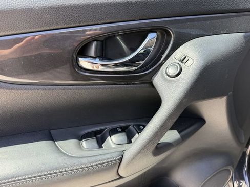 Used 2019 Nissan Rogue SV FWD image 9