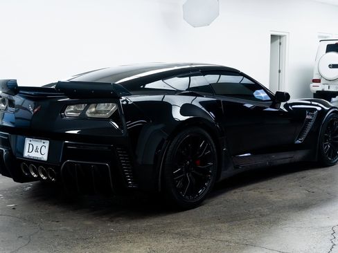 Used 2015 Chevrolet Corvette Z06 w/ 2LZ Preferred Equipment Group image 6