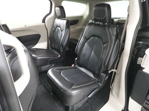 Used 2023 Chrysler Pacifica Touring-L image 24