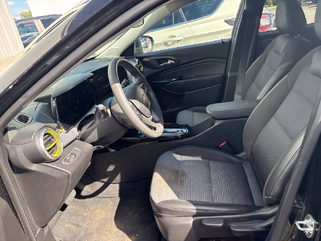 Used 2025 Chevrolet Trax LT FWD image 7