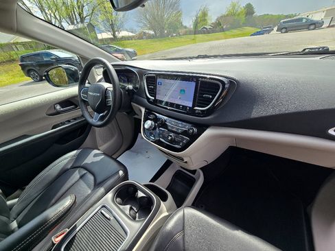 Used 2024 Chrysler Pacifica Touring-L FWD image 26