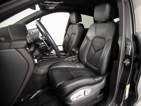 Certified 2021 Porsche Macan image 5