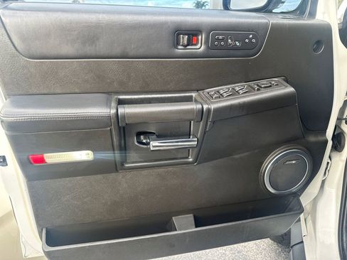 Used 2005 HUMMER H2 w/ Preferred Equipment Group image 32