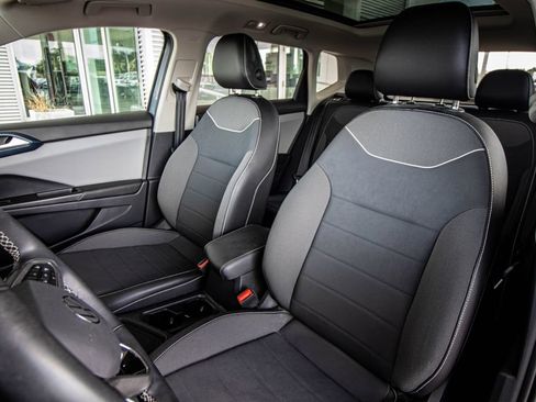 Used 2023 Volkswagen Taos SE w/ Panoramic Sunroof Package FWD image 24