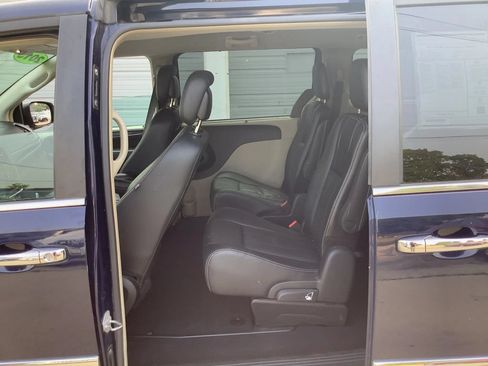 Used 2015 Chrysler Town & Country Touring-L w/ Driver Convenience Group FWD image 12